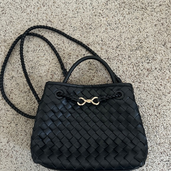 Elegant Black Woven Handbag - Picture 2 of 7